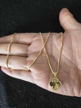 Nice Solid 18k Yellow Gold Clover Pendant Necklace - Women's Jewelry